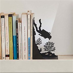 Suporte para livros original com a forma de um mergulhador