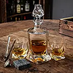 Inclui um decanter, dois copos, nove pedras de arrefecimento de whisky, um funil e pinças. 