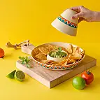 Prato de nachos com a forma de um sombrero mexicano