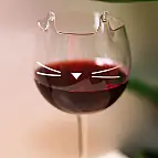 Um copo de vinho muito felino