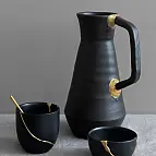 Kintsugi (金継ぎ) significa "reparar com ouro" em japonês.