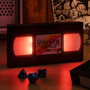 Candeeiro Stranger Things em forma de VHS