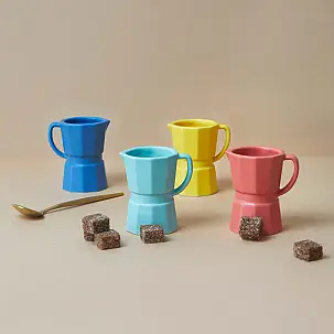 Conjunto de chávenas de café expresso com a forma de uma máquina de café