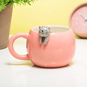 Caneca com gatinho a espreitar