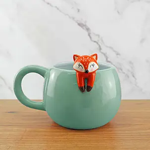 Caneca com raposa a espreitar