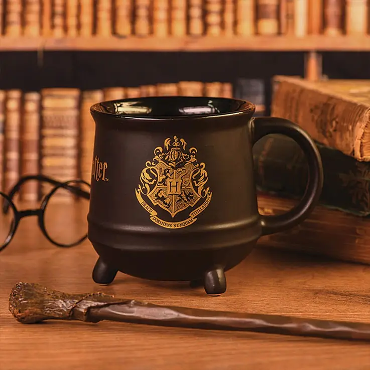 Dê ao seu pequeno-almoço um toque de magia com a caneca Harry Potter com a forma de um caldeirão mágico.