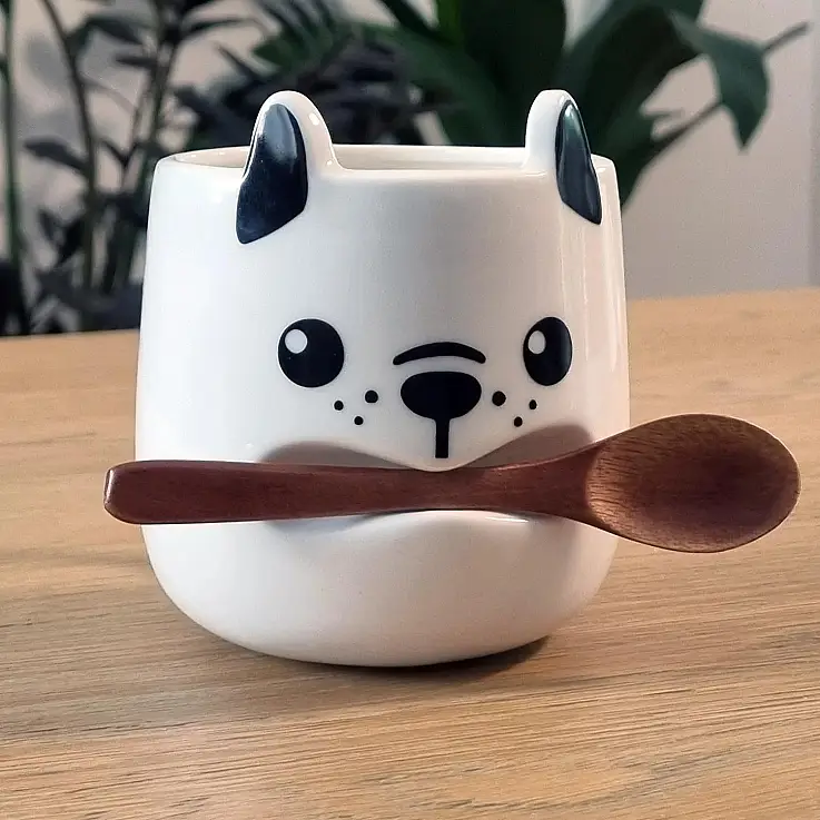 Caneca de cachorro com colher de pau