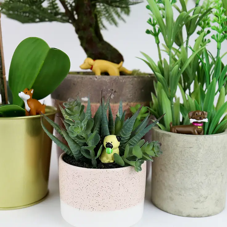 Cãezinhos engraçados para decorar os seus vasos de flores.